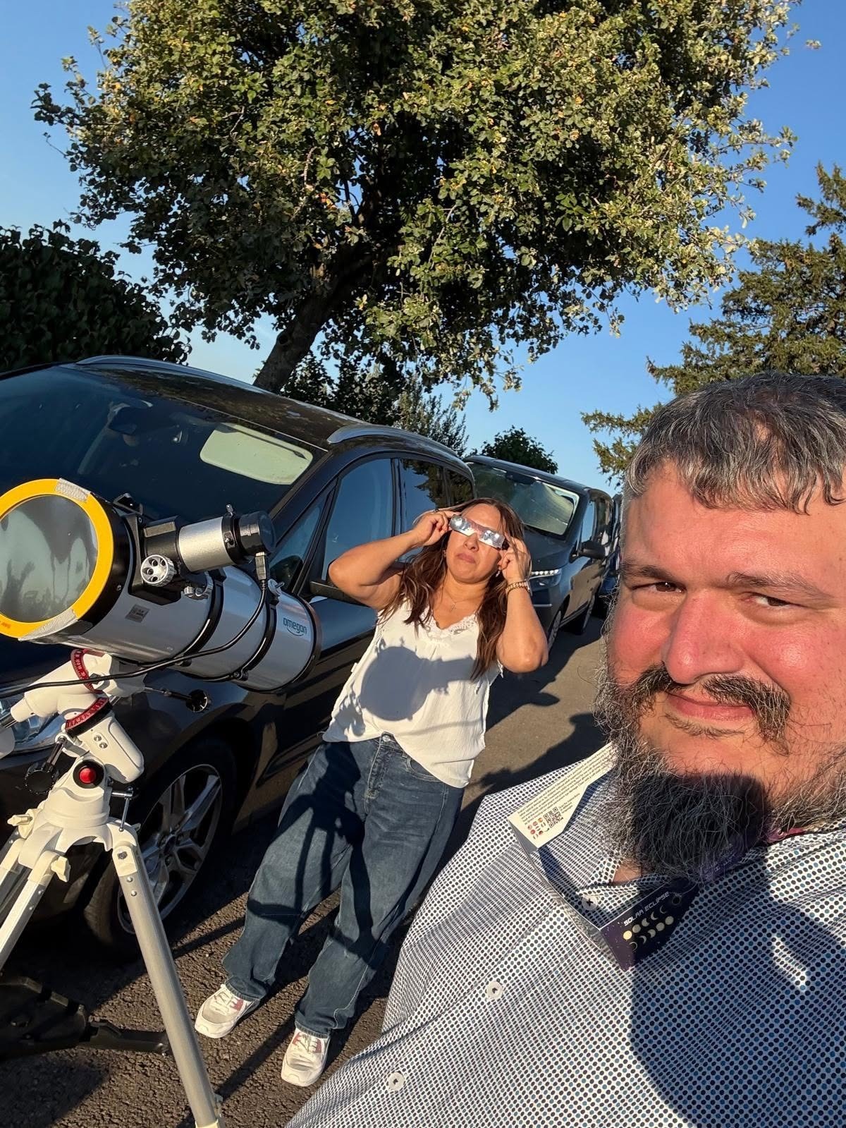 Steve et Sandra près du télescope pendant une observation solaire