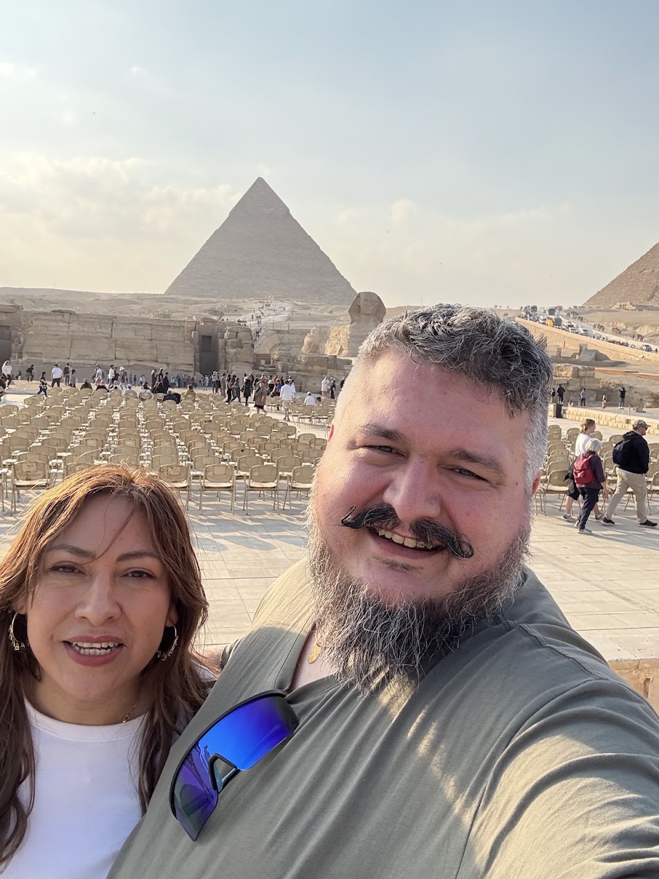 Steve et Sandra devant les pyramides de Gizeh en Égypte