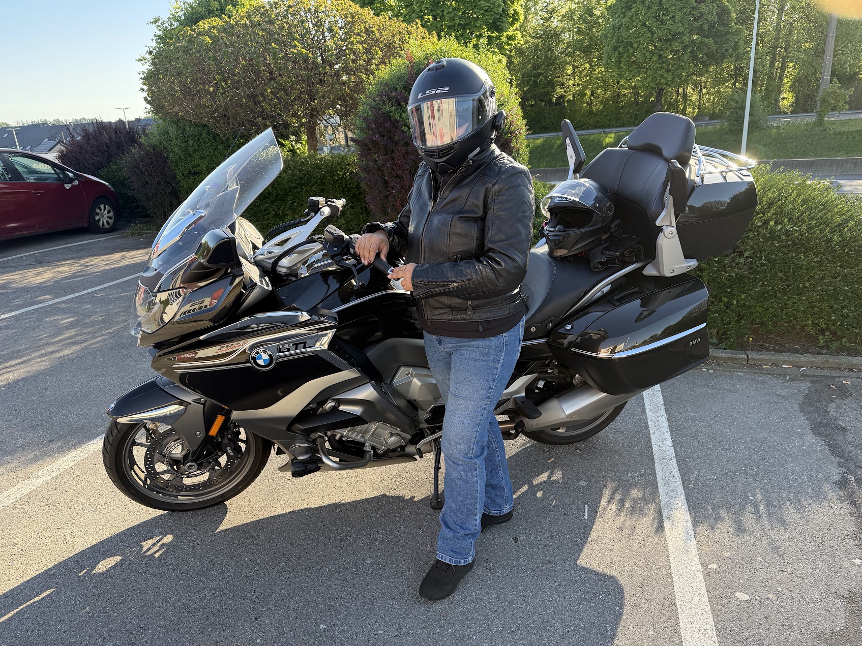 Sandra près de sa moto, casque sur la tête